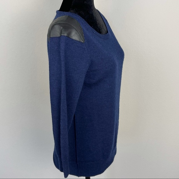 Tahari Navy with Leather shoulder patches 100% Merino wool sweater crew neck M - Picture 4 of 11